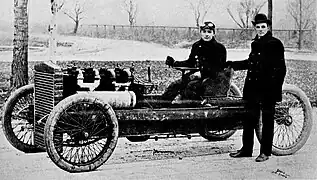Henry Ford à la droite de sa première voiture d'usine confiée à Oldfield, la 999 en 1902.