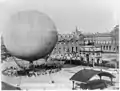 Ballon aérostatique de Henry Gifford (Henri Giffard) avant ascension, en 1878. Photographie prise depuis les ruines du Palais des Tuileries.