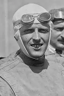 Photo en plan rapproché d'une homme, Henry Segrave en tenue de pilote.