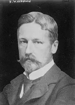 portrait en noir et blanc d'un homme portant barbe et moustache