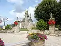 Henvic : l'enclos paroissial et la vieille église.