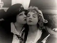 Avec Gloria Swanson (à g.), dans Her Decision (1918)
