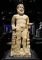 Statue représentant le dieu Nergal-Héraclès, sous son aspect courant à Hatra : homme barbu nu appuyé sur un gourdin. Musée national de Tokyo.