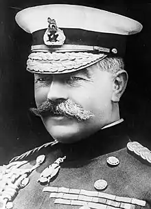 Militaire anglais moustachu en uniforme de face, à la fin du XIXe siècle.