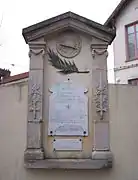 Le monument aux morts devant la mairie.