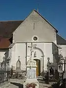 Monument aux morts devant l'église.