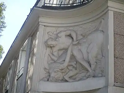 Au numéro 197, Hercule terrassant le taureau de Némée.