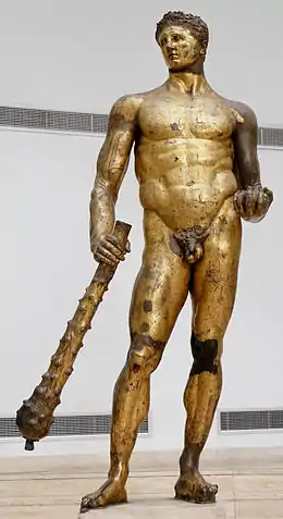 Photographie en couleurs d'une statue en bronze représentant un personnage.