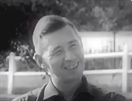 Image en noir et blanc extraite d'une interview télévisée, montrant le visage du dessinateur souriant.