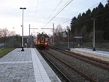 Voies, quais et arrivée d'un train InterRegion