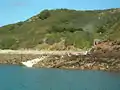 Passagers à l'attente du bateau au quai à marée basse, embarquement au Rosaire à Herm