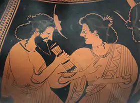 Assemblée divine (détail) : Hermès et sa mère Maïa, amphore attique à figures rouges, v. 500 av. J.-C., Staatliche Antikensammlungen (Inv. 2304)