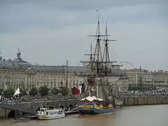 L'Hermione amarré au ponton d'honneur en 2014.