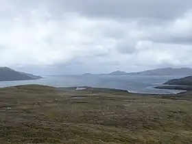 Vue à partir de l'île Herschel, de l'île Freycinet (en face) et de l'île Wollaston (à l'extrême gauche)