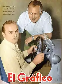 Une couverture de magazine représentant Hermann Lang (dans le cockpit d'une voiture, à côté de Karl Kling.