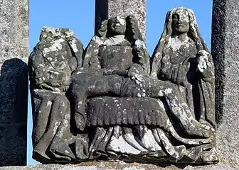 Le calvaire près de l'église paroissiale Saint-Hernin, Vierge de Pitié avec saint Jean et sainte Marie-Madeleine.