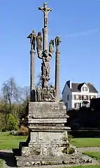 Le calvaire près de l'église paroissiale Saint-Hernin, vue d'ensemble côté ouest.