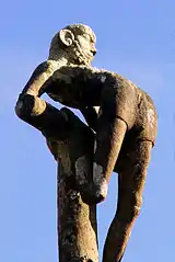 Le calvaire près de l'église paroissiale Saint-Hernin, croix en tau avec le bon larron.