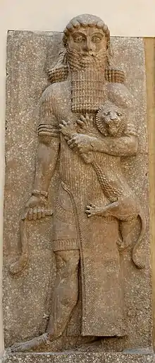 Héros maîtrisant un lion. Bas-relief de la façade N du palais (entrée de la salle du trône).