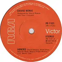 Description de l'image Heroes by David Bowie UK vinyl single.jpg.