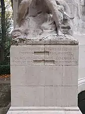 Socle d'un monument dont l'inscription « L'héroïsme militaire belge anéantit l'Arabe esclavagiste » a été vandalisée par effacement du terme « l'arabe ».