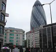 Heron Tower, en construction en mai 2008 avec le '30 St Mary Axe' en arrière-plan.