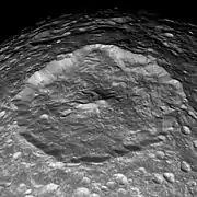 Photo prise par Cassini du cratère Herschel sur Mimas et son pic central