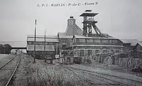 La fosse no 9 - 9 bis vers 1910. Le puits no 9 bis est au premier plan, le puits no 9 est à l'arrière-plan.