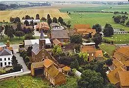 Village et église. Au fond, des champs.