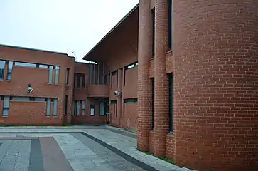 La façade du centre de santé a des piliers et des fenêtres étroites.