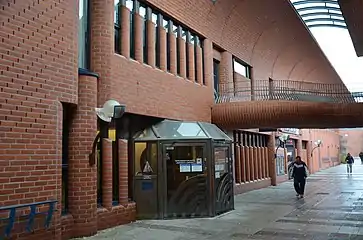 L'entrée de la bibliothèque située sous la verrière.