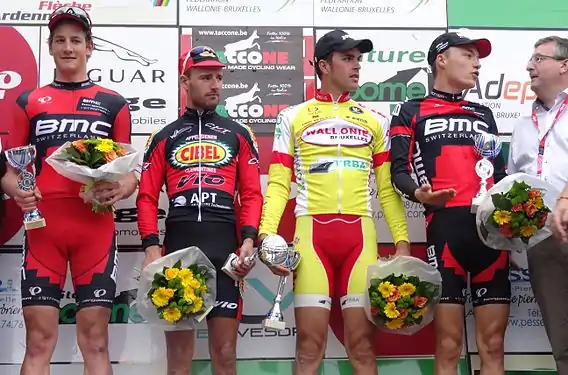 Podium de l'édition 2014 de la Flèche ardennaise : Stefan Küng (1er), Bjorn De Decker (meilleur grimpeur), Boris Dron (3e) et Loïc Vliegen (2e).