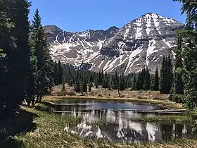 Hesperus Mountain, montagne sacrée des Navajos, apparaissant sur le grand sceau de la nation navajo comme une série de pics noirs.