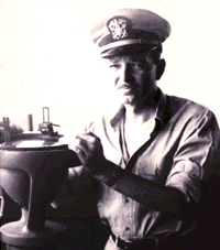 Photographie en noir et blanc d'Harry Hess en uniforme de capitaine de marine, lors de la Seconde Guerre mondiale.