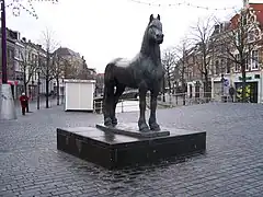 Het Friese Paard (« le cheval Frison »), statue créée par Auke Hettema en 1981, dans la Nieuwestad de Leeuwarden.