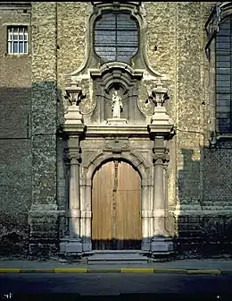 La porte d'entrée datée de 1723 de l'ancien couvent des Cellites de Malines, photographié en 2020.