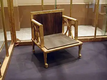 Fauteuil en bois doré de la reine Hétep-Hérès Ire trouvé à Gizeh et conservé aujourd'hui au musée égyptien du Caire.