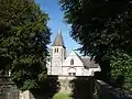 L'église d'Heudicourt vue des douves du Château