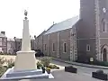 Monument aux morts et église Saint-Martin.