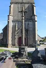 Le calvaire devant la façade de l'église.