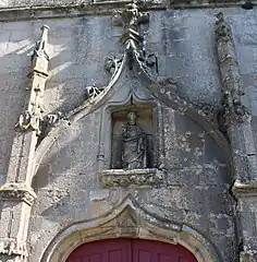 Détail du porche et la statue de Saint-Eloi.