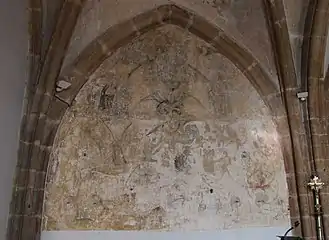 Vestiges de fresques anciennes dans l'église.