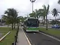 Un bus de la ligne S5 (maintenant 320), dans le couloir réservé au TCSP, à Fort-de-France