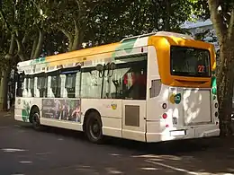 Photographie en couleurs d’un bus de Transavoie, aux couleurs du réseau Stac, à Chambéry en août 2016.