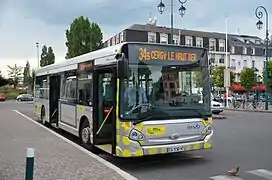 Heuliez GX 327 en gare de Pontoise, sur la ligne 34S.