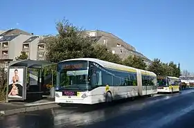 Un autobus articulé (ligne Illico) et un second autobus (ligne 17) à l'arrêt de la plage des Minimes.