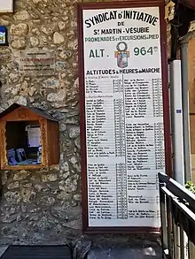 Altitudes et heures de marche affichés sur un panneau, à l'office de tourisme de Saint-Martin-Vésubie.