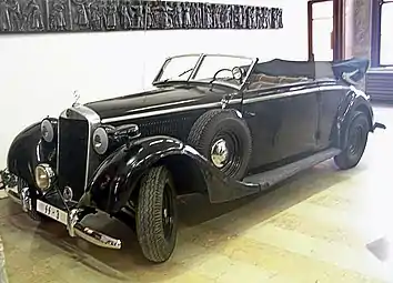 Photographie en couleurs de l'une des Mercedes décapotables utilisée par Heydrich