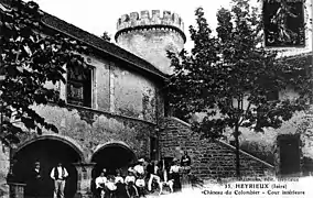 La cour intérieure du château du Colombier au début du XXe siècle.