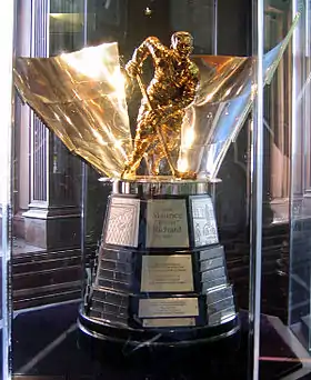 Photo couleur du trophée Maurice-Richard dans une vitrine.